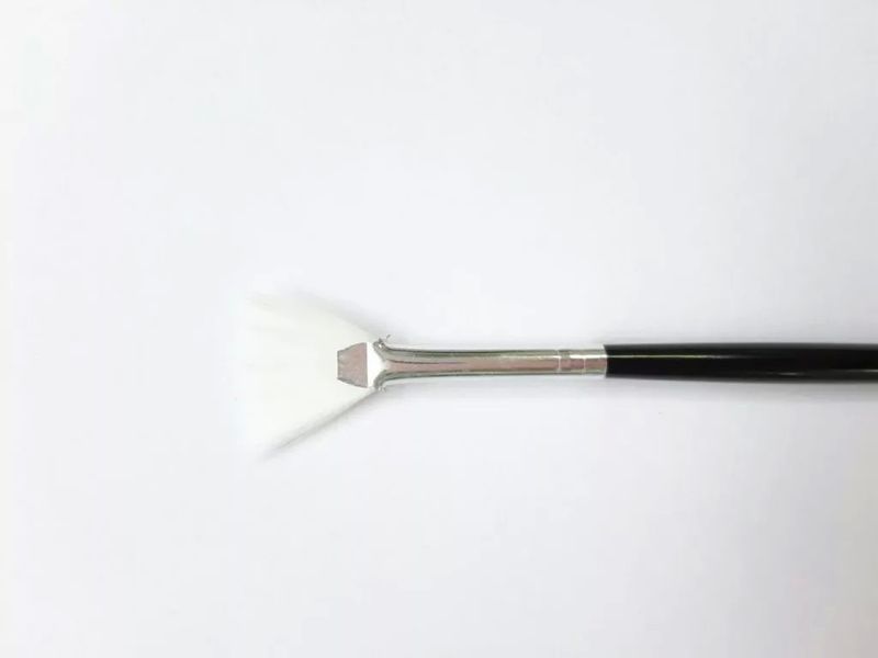 Кисть веерная - белый ворс - деревянная ручка 00711 фото